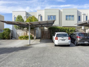 64/21 Hunters Park Drive, Three Kings, Auckland