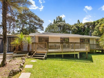 2/6 Sonnenberg Way, Titirangi, Auckland