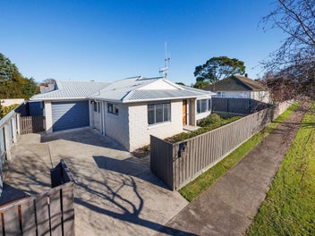 2 Pinedale Parade, Milson, Palmerston North