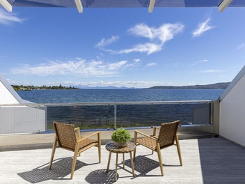 2/227 Lake Terrace, Waipahihi, Taupo