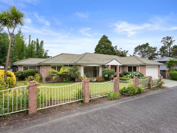 10 Greenwoods Close, Titirangi, Auckland