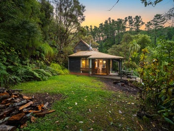 99 Elmslie Road, Pinehaven, Upper Hutt