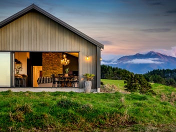 7 Te Ara Karoiroa, Hurford, New Plymouth