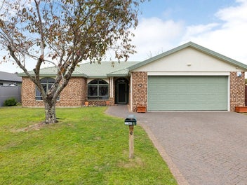 6 Bouverie Crescent, Flagstaff, Hamilton