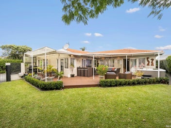 14 Suncrest Drive, West Harbour, Auckland