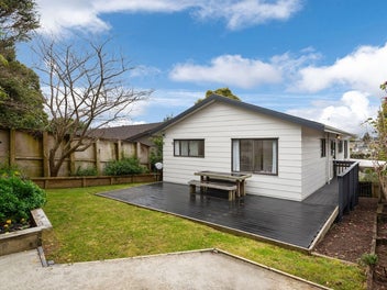 2/21 Tahu Crescent, Sunnynook, Auckland