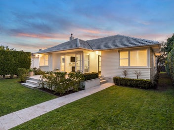 12 Crocombe Crescent, Beach Haven, Auckland