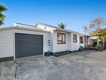 2/41 Barbados Drive, Unsworth Heights, Auckland