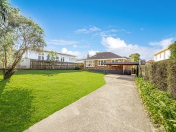 194 Chivalry Road, Glenfield, Auckland