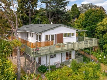 7 Tranquil Glade, Hillcrest, Auckland