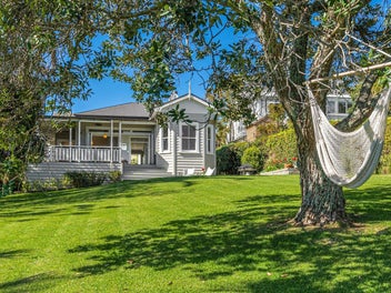 12 Second Avenue, Stanley Point, Auckland