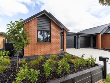 2/2 Meridian Place, Flagstaff, Hamilton