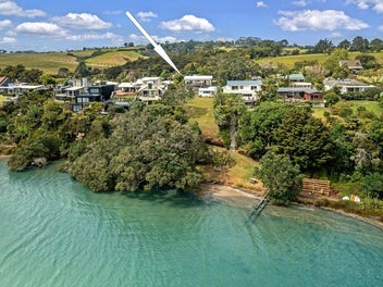 13 Okura River Road, Okura, Albany