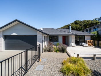 8 Topsail Way, Whitby, Porirua