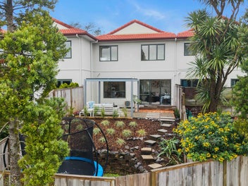 2/42 Fields Parade, Oteha, Auckland