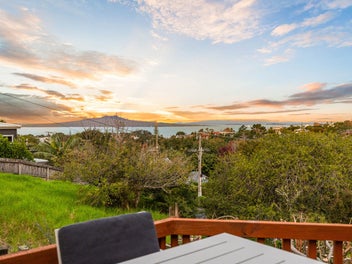 33 Peter Terrace, Castor Bay, Auckland