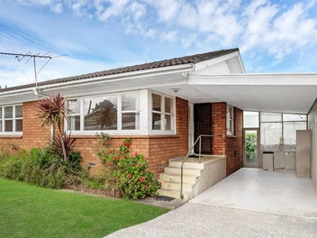 2/62 Great South Road, Papakura, Auckland