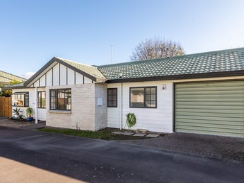 2/2A Spriggs Crescent, Greenmeadows, Napier