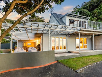 1/2 Gill Road, Lowry Bay, Lower Hutt