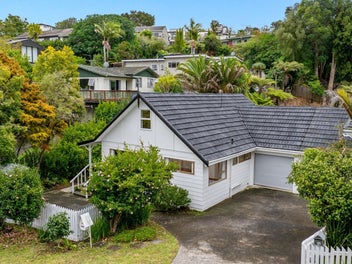 2/1 Trelawny Place, Hillcrest, Auckland