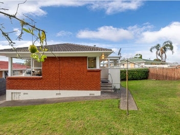 2/110 Hillside Road, Glenfield, Auckland