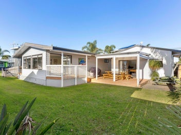 307B Ocean Road, Whangamatā