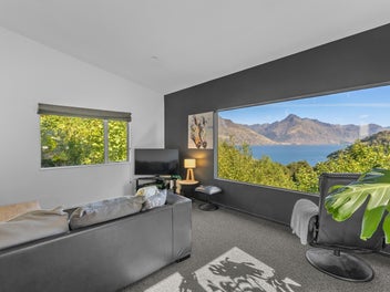 14B McKerrow Place, Sunshine Bay, Queenstown