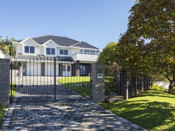 2 Bragato Place, Chatswood, Auckland