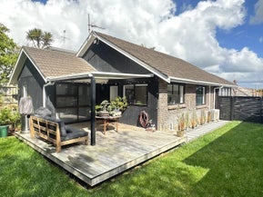 2/4 Fraser Road, Narrow Neck, Auckland