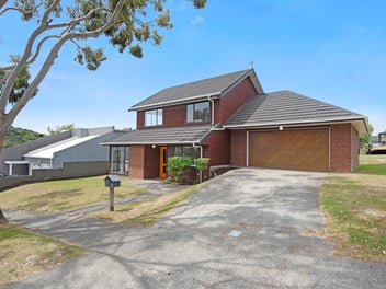 90 Ayton Drive, Whitby, Porirua