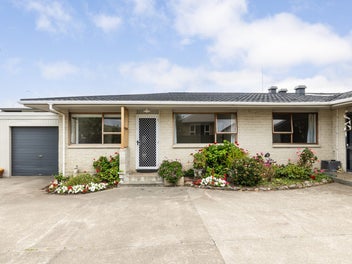 2/32 Meeanee Quay, Westshore, Napier