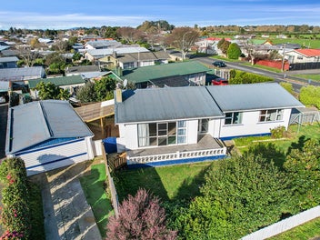2 Rhonda Avenue, Deanwell, Hamilton