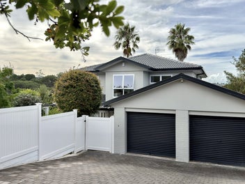 42 Ravenstone Place, Chatswood, Auckland