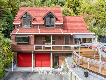 8 Hobbit Lane, Pinehaven, Upper Hutt