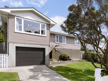 73 Kenmore Street, Newlands, Wellington