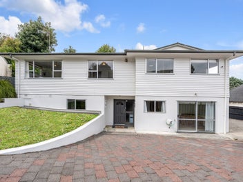 2/3 Pohutukawa Avenue, Shelly Park, Auckland