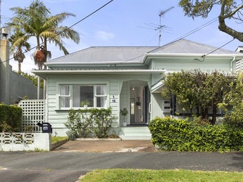 16 Kiwi Road, Stanley Point, Auckland