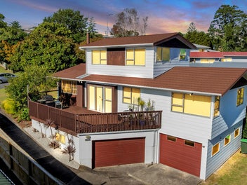 16 Pavola Grove, Glenfield, Auckland