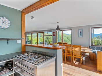 948 Queen Charlotte Drive, Picton