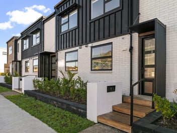 2/666 Swanson Road, Swanson, Auckland