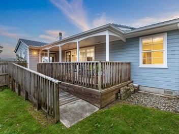 7 Luff Place, Whitby, Porirua
