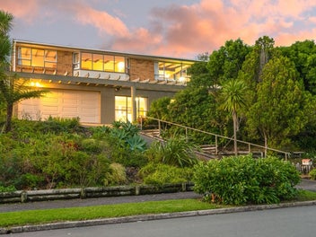 33 Chelsea View Drive, Chatswood, Auckland
