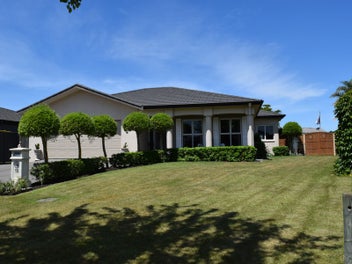 16 Heynes Place, Clive, Clive