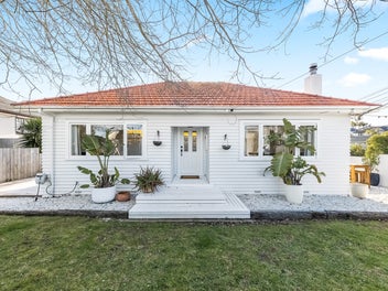 1/150 East Coast Road, Forrest Hill, Auckland