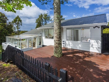 16 West Glade Crescent, Birkenhead, Auckland