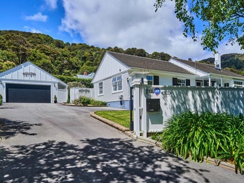 100 Cheviot Road, Lowry Bay, Lower Hutt