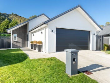 15 Salisbury Crescent, Wallaceville, Upper Hutt