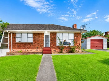 2/2 Wayne Drive, Mangere, Auckland