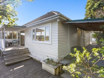 16 Lyndfield Lane, Newlands, Wellington