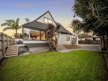 2/79 Frank Nobilo Drive, Golflands, Auckland